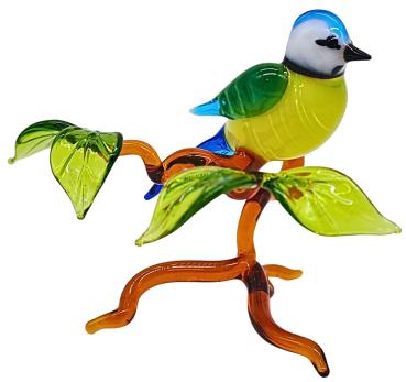 kleine Blaumeise auf Ast, stehend (hellblau)